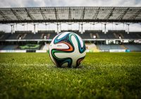 Porównanie chwytów: Flat, Rollfinger, Hybrid – który typ rękawic bramkarskich jest dla Ciebie?